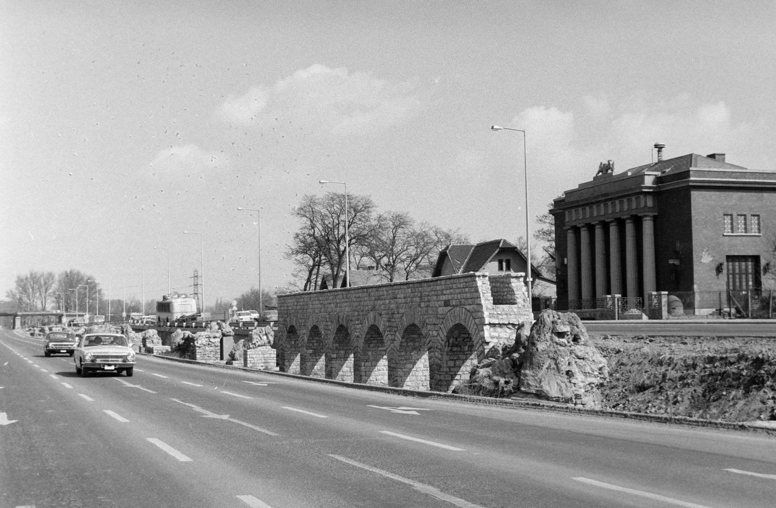 Hungary, Budapest III., a Szentendrei út a Záhony utcánál, rekonstruált római vízvezeték részlete., 1981, Bojár Sándor, Budapest, Fortepan #255228