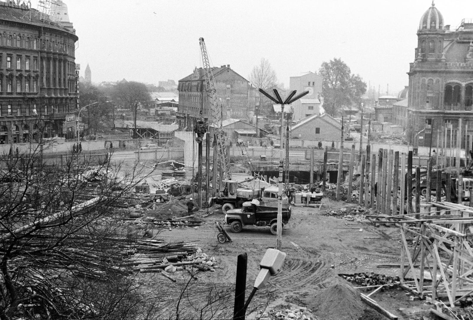 Hungary, Budapest V.,Budapest VI.,Budapest XIII., Nyugati (Marx) tér az aluljáró és a felüljáró építési munkálatai alatt. Szemben a Váci út, jobbra a Nyugati pályaudvar., 1979, Bojár Sándor, Budapest, Fortepan #255236