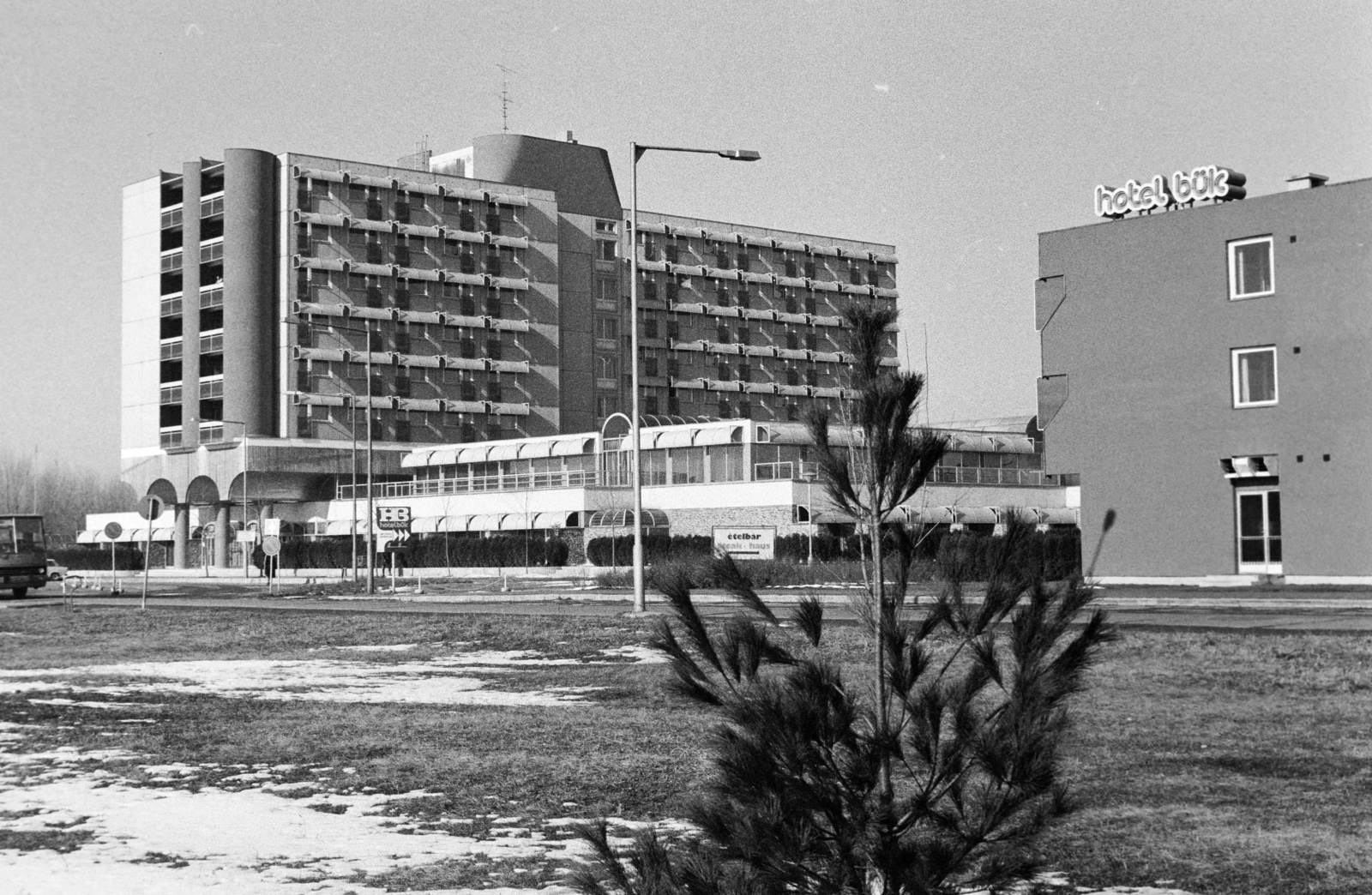 Magyarország, Bük, Bükfürdő, Termál körút, balra a SZOT Herbert Warnke Gyógyüdülő, jobbra a Hotel Bük., 1980, Bojár Sándor, Fortepan #255250