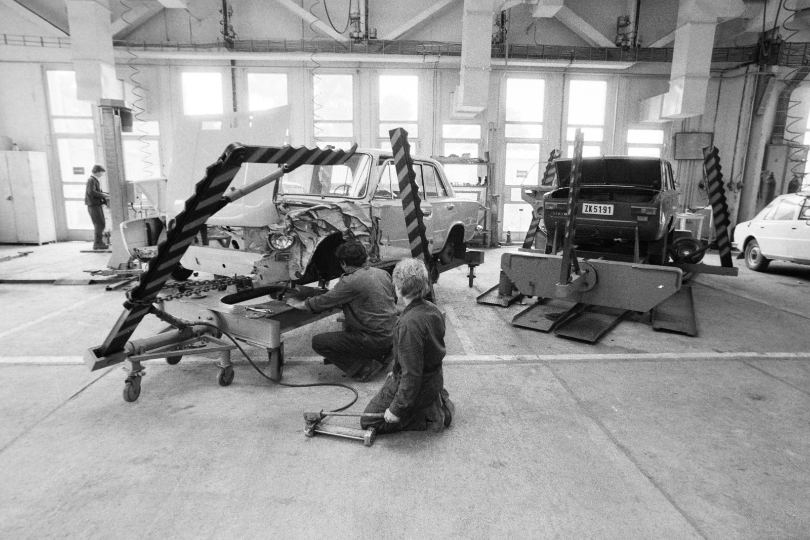 Hungary, Szolnok, Százados utca 1., AFIT XVII. számú Autójavító Vállalat gépjárműszervíze., 1981, Bojár Sándor, szervíz, mechanic, hydraulic jack, Fortepan #255262