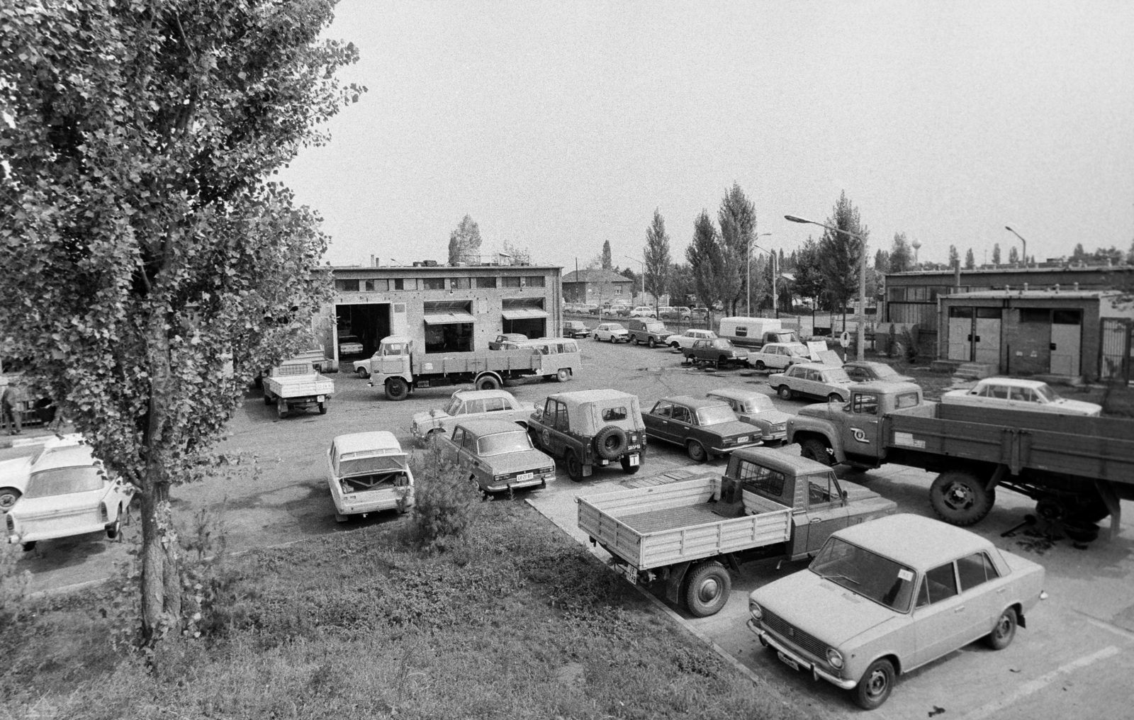 Hungary, Szolnok, Százados utca 1., AFIT XVII. számú Autójavító Vállalat gépjárműszervíze., 1981, Bojár Sándor, IFA-brand, Fortepan #255266