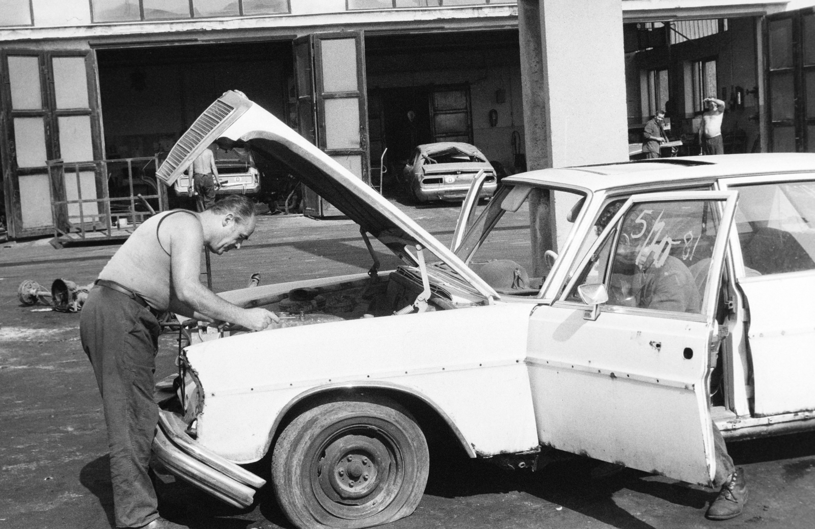 Magyarország, Budapest XIX., Hoffher Albert (Vörös Csillag) utca 38-40, az AUTOKER használtautó- és alkatrész-kereskedelmi részlege., 1979, Bojár Sándor, Budapest, Fortepan #255268