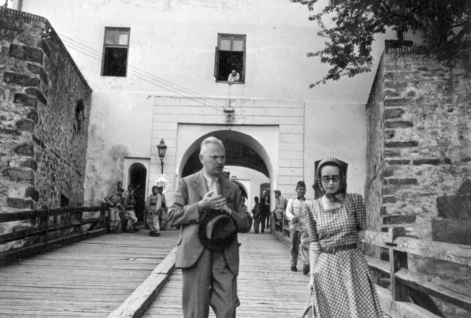 Ukraine,Zakarpattia Oblast, Mukachevo, a felvétel a vár bejárata előtti hídon készült., 1940, SZF, castle gate, Fortepan #25528