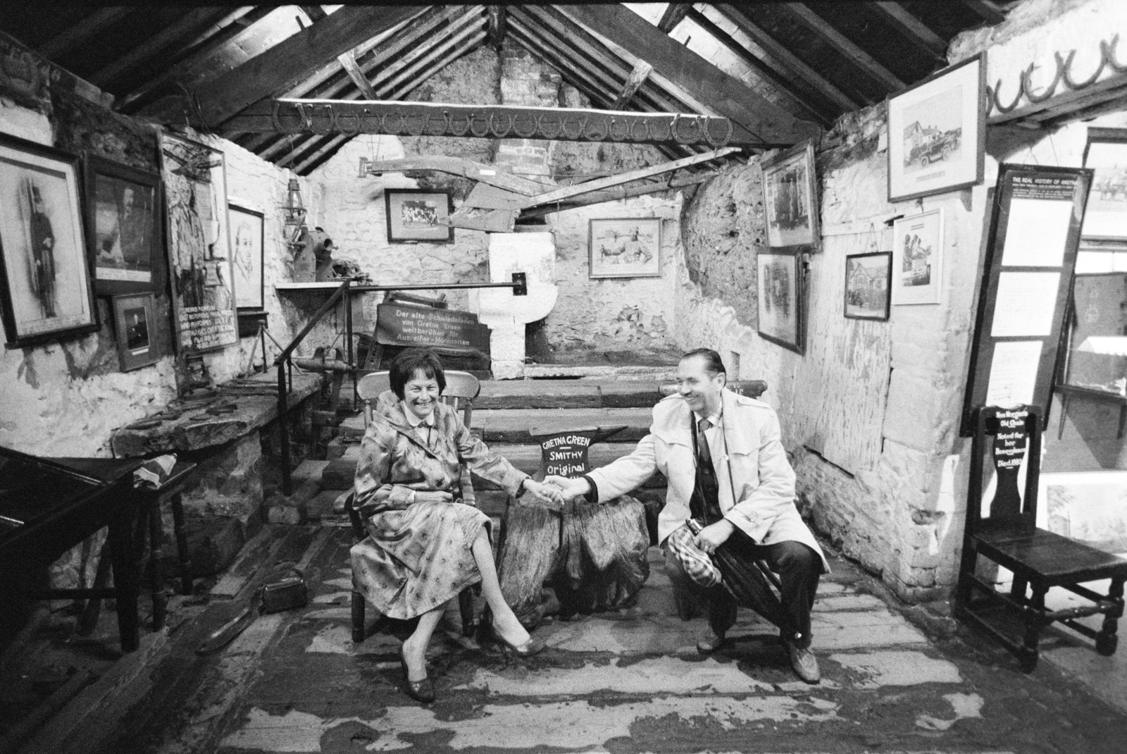 United Kingdom,Scotland, a menekülő szerelmesek esküvőiről híres település 1712-ben épült kovácsműhelye., 1981, Bojár Sándor, blacksmith, workshop, interior, handshake, couple, Fortepan #255288