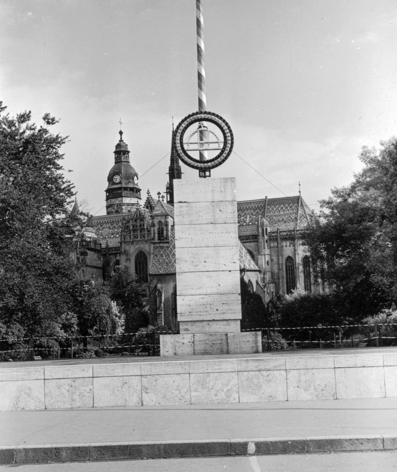 Slovakia, Košice, Szabadság tér (Námestie slobody), az Országzászló mögött a Szent Mihály-templom és a Szent Erzsébet-főszékesegyház (Dóm)., 1940, SZF, church, Catholic Church, flag pole, Cathedral, Fortepan #25529