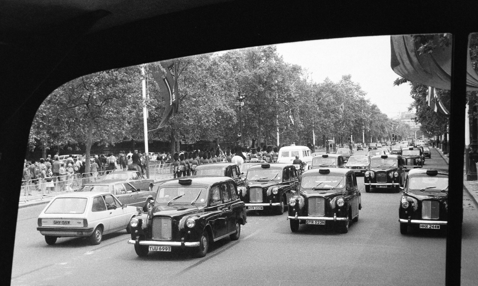 Egyesült Királyság, London, The Mall, a személygépjárművek takarásában az angol királyi testőrség egysége vonul., 1981, Bojár Sándor, Fortepan #255293