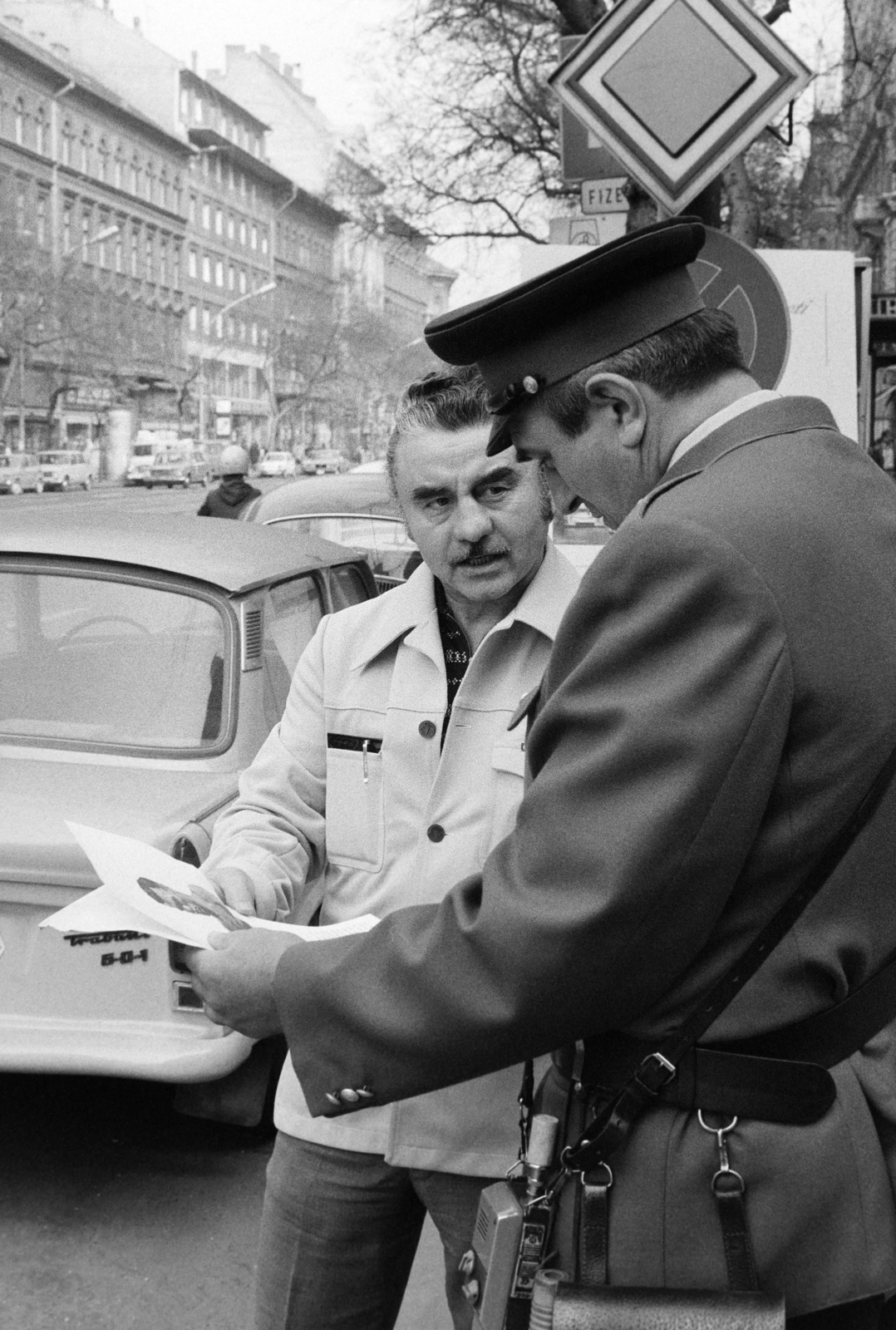 Hungary, Budapest VII., Erzsébet (Lenin) körút, a rendőrrel Papp László, háromszoros olimpiai bajnok, profi Európa bajnok ökölvívó beszélget. Háttérben a Nagykörút Dohány utca - Wesselényi utca közötti házsora látható., 1981, Bojár Sándor, Budapest, Fortepan #255295