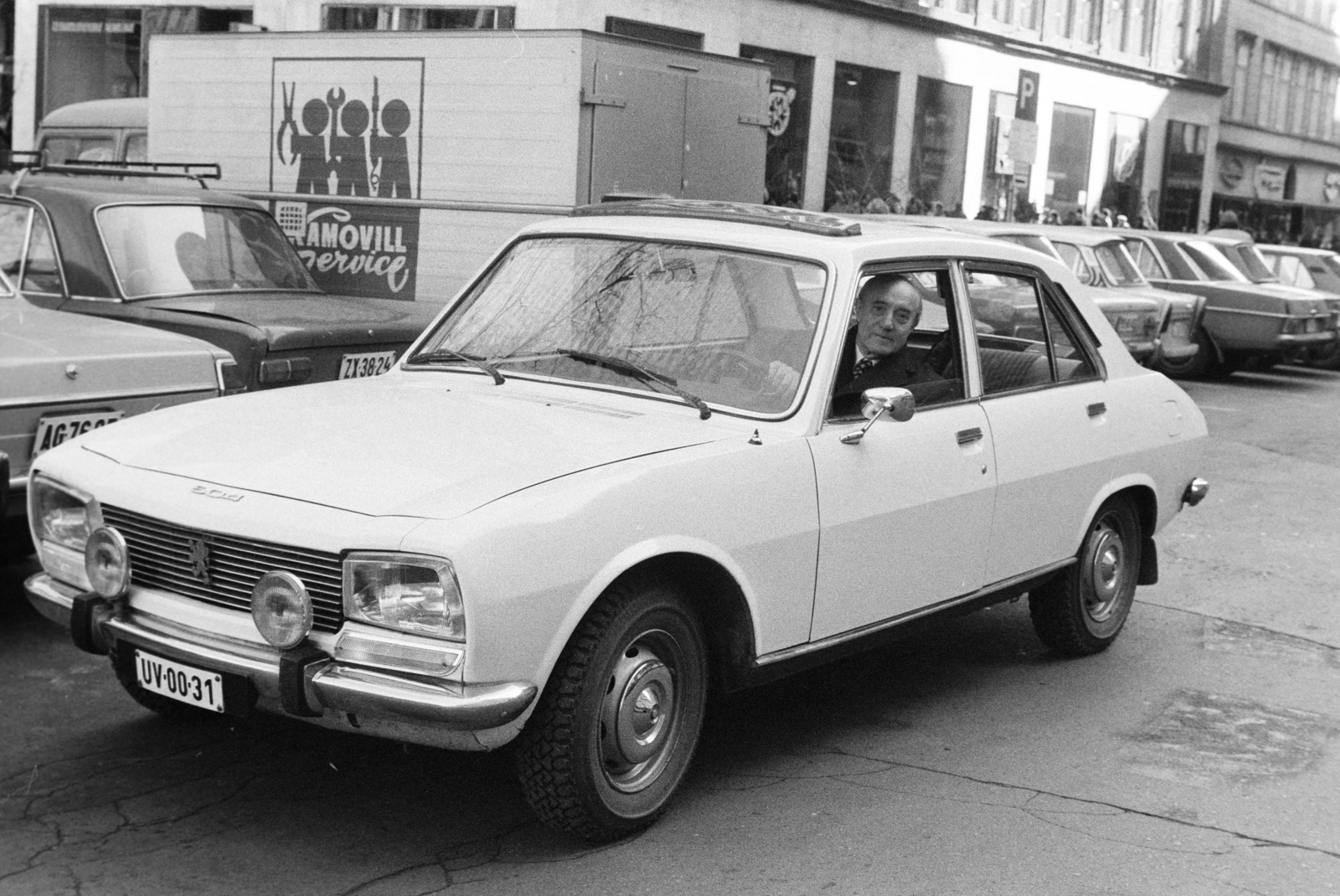 Hungary, Budapest V., Vörösmarty tér - Váci utca sarok, a személygépkocsiban Ferencsik János karmester., 1981, Bojár Sándor, number plate, Peugeot-brand, Budapest, Fortepan #255297