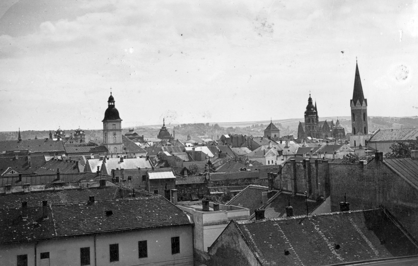 Slovakia, Košice, előtérben a Rákóczi körút (Moyzesova ulica), háttérben balra a Szentháromság-templom tornyai, előrébb az Orsolya-rendi templom tornya és a színház kupolája, jobbra az Orbán-torony, a Szent Erzsébet-főszékesegyház (Dóm) és a Domonkos-templom tornya látszik., 1940, SZF, roof, Catholic Church, Cathedral, bell tower, Dominican Order, Fortepan #25530