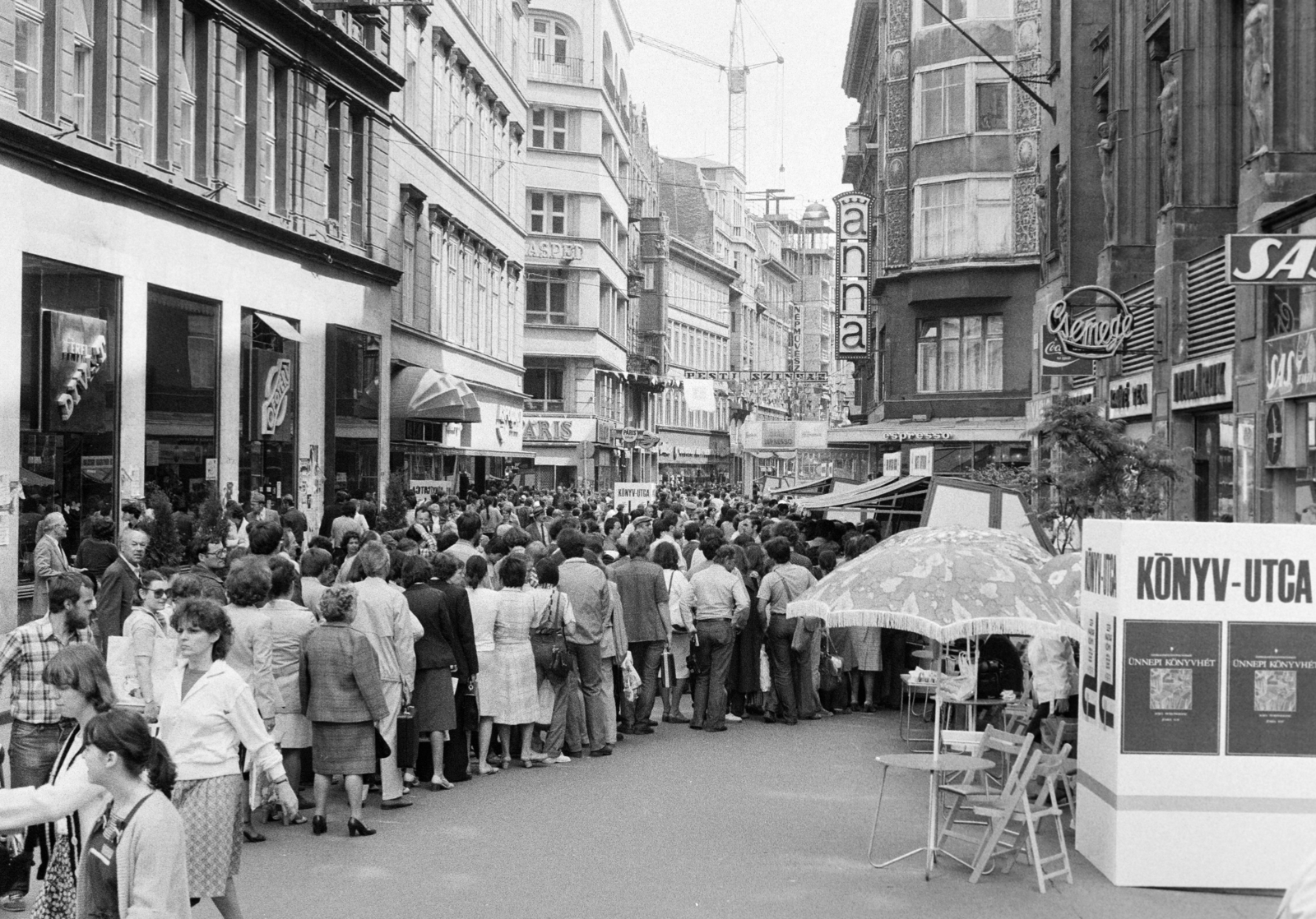 Hungary, Budapest V., Váci utca a Vörösmarty tér felől a Türr István utca felé nézve. Ünnepi Könyvhét., 1981, Bojár Sándor, book week, Csemege enterprise, grocery store, standing in line, Budapest, Fortepan #255303