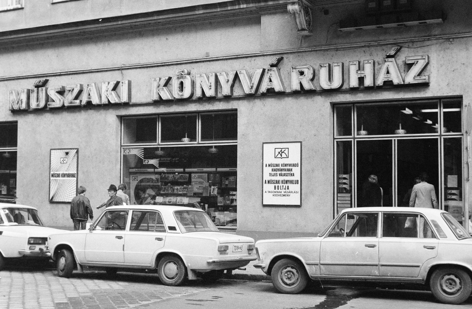 Hungary, Budapest VI., Liszt Ferenc tér, a 9-es számú ház a Dohnányi Ernő (Szófia) utca sarkán., 1980, Bojár Sándor, Budapest, number plate, Fortepan #255305