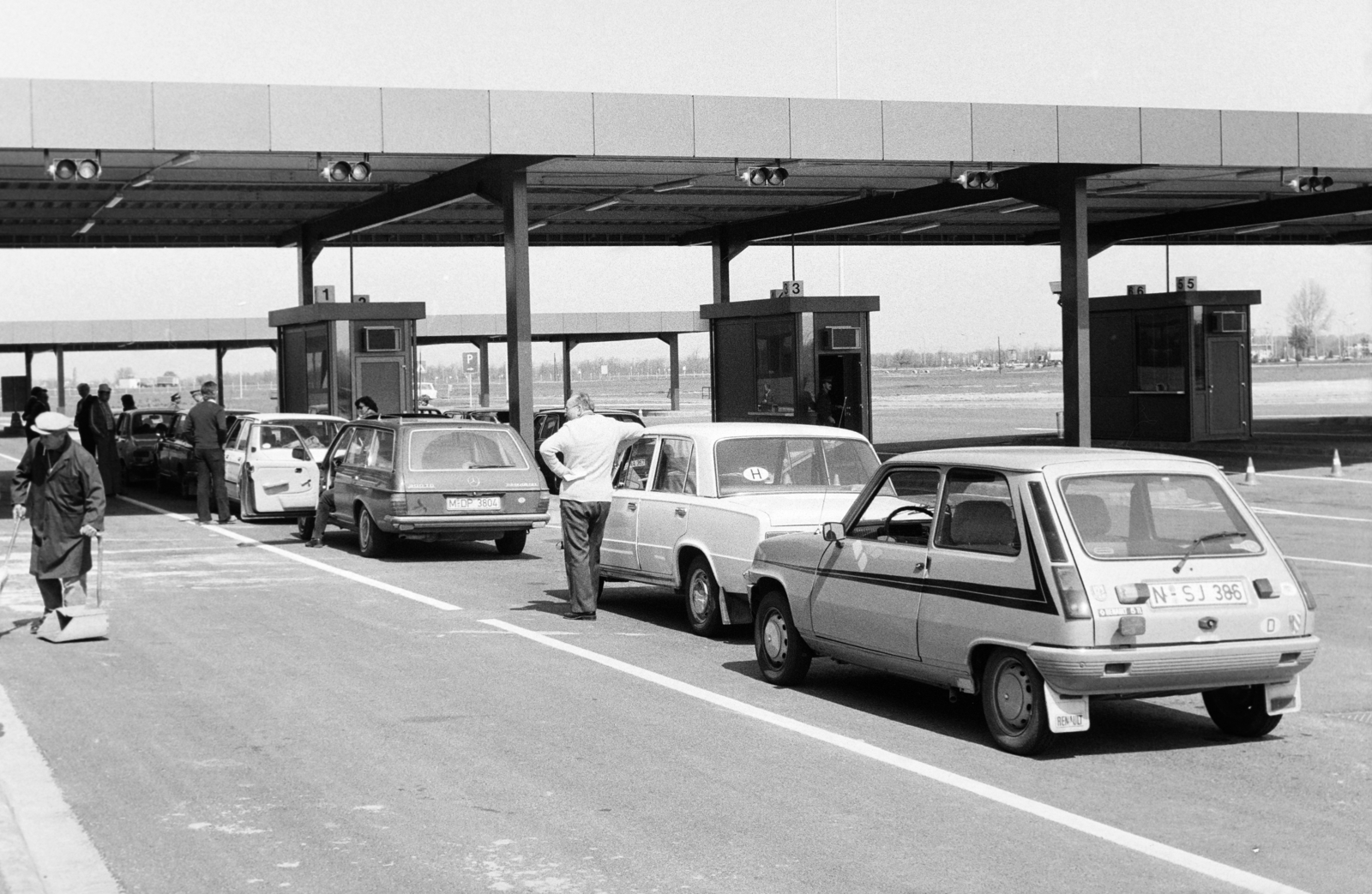 Magyarország, Hegyeshalom, határátkelő., 1982, Bojár Sándor, Renault-márka, Renault 5, határállomás, Fortepan #255307