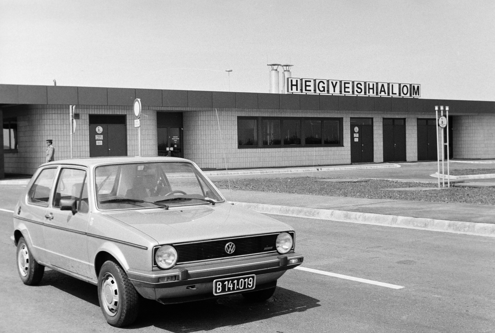 Magyarország, Hegyeshalom, határátkelő., 1982, Bojár Sándor, Volkswagen-márka, Volkswagen Golf, rendszám, határállomás, Fortepan #255309