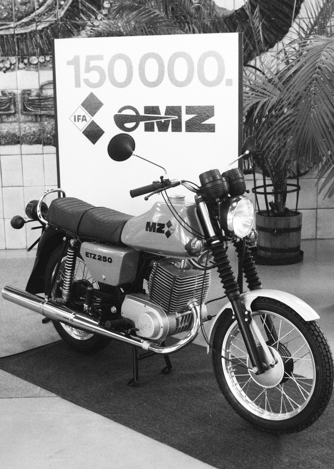 Magyarország, a felvétel a 150000. Magyarországra exportált MZ motorkerékpár átadásakor készült., 1982, Bojár Sándor, MZ ETZ250, motorkerékpár, Fortepan #255317