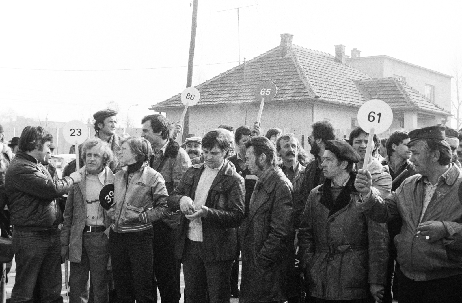 Magyarország, Budapest XIV., Öv utca, árverés résztvevői a Merkur Személygépkocsi Értékesítő Vállalat használtautó-telepén., 1981, Bojár Sándor, Budapest, Fortepan #255321