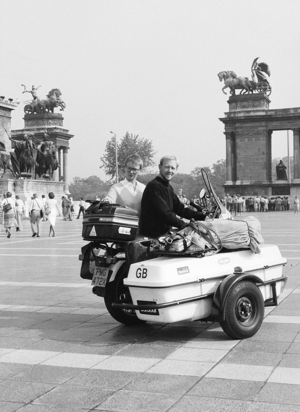 Hungary, Budapest XIV., Hősök tere. Triump típusú motorkerékpárral világkörüli úton járó angol házaspár., 1982, Bojár Sándor, Budapest, motorcycle, motorcycle with sidecar, Triumph-brand, Fortepan #255331