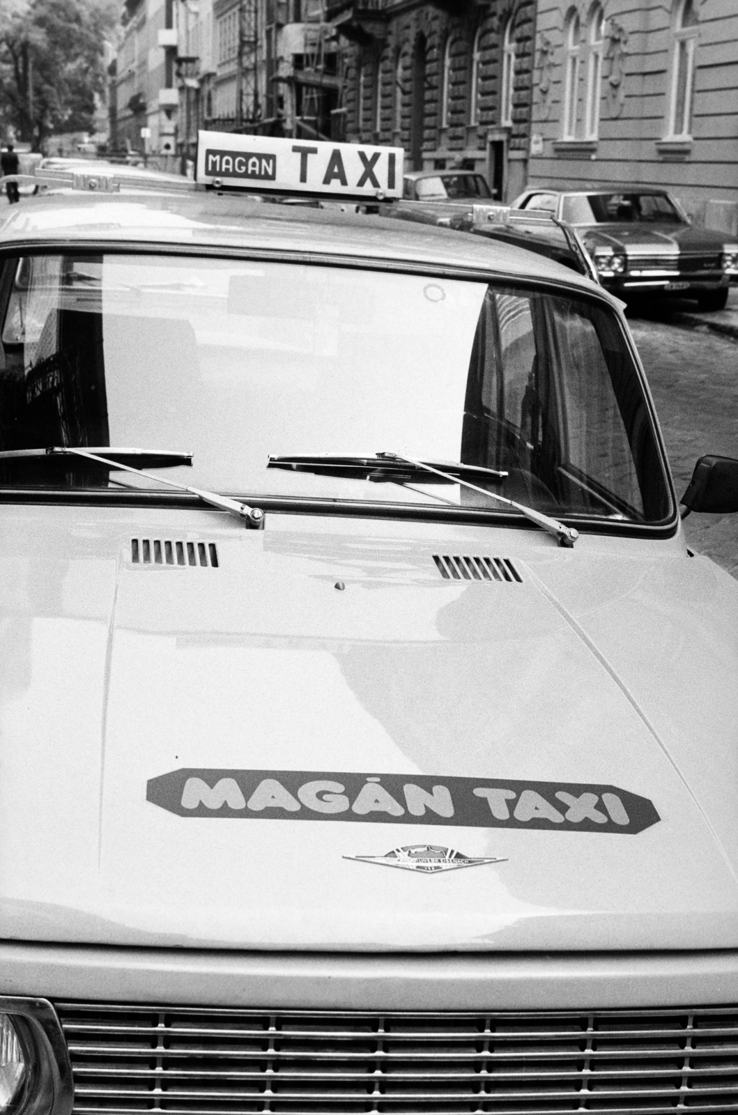 Magyarország, Budapest VII., Almássy utca, a felvétel a 4-es számú ház előtt álló Wartburg magántaxiról készült., 1982, Bojár Sándor, taxi, Budapest, Fortepan #255335