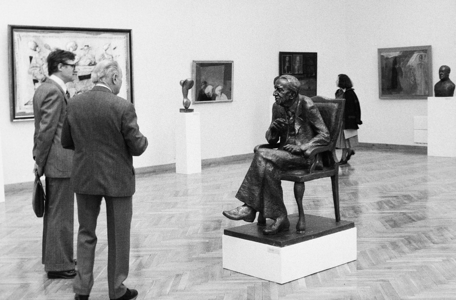 Magyarország, Budapest XIV., Műcsarnok, Országos Képzőművészeti Kiállítás. Előtérben Janzer Frigyes szobrászművész Lukács Györgyöt ábrázoló életnagyságú szobra., 1982, Bojár Sándor, Budapest, festmény, kiállítás, szobor, Fortepan #255340