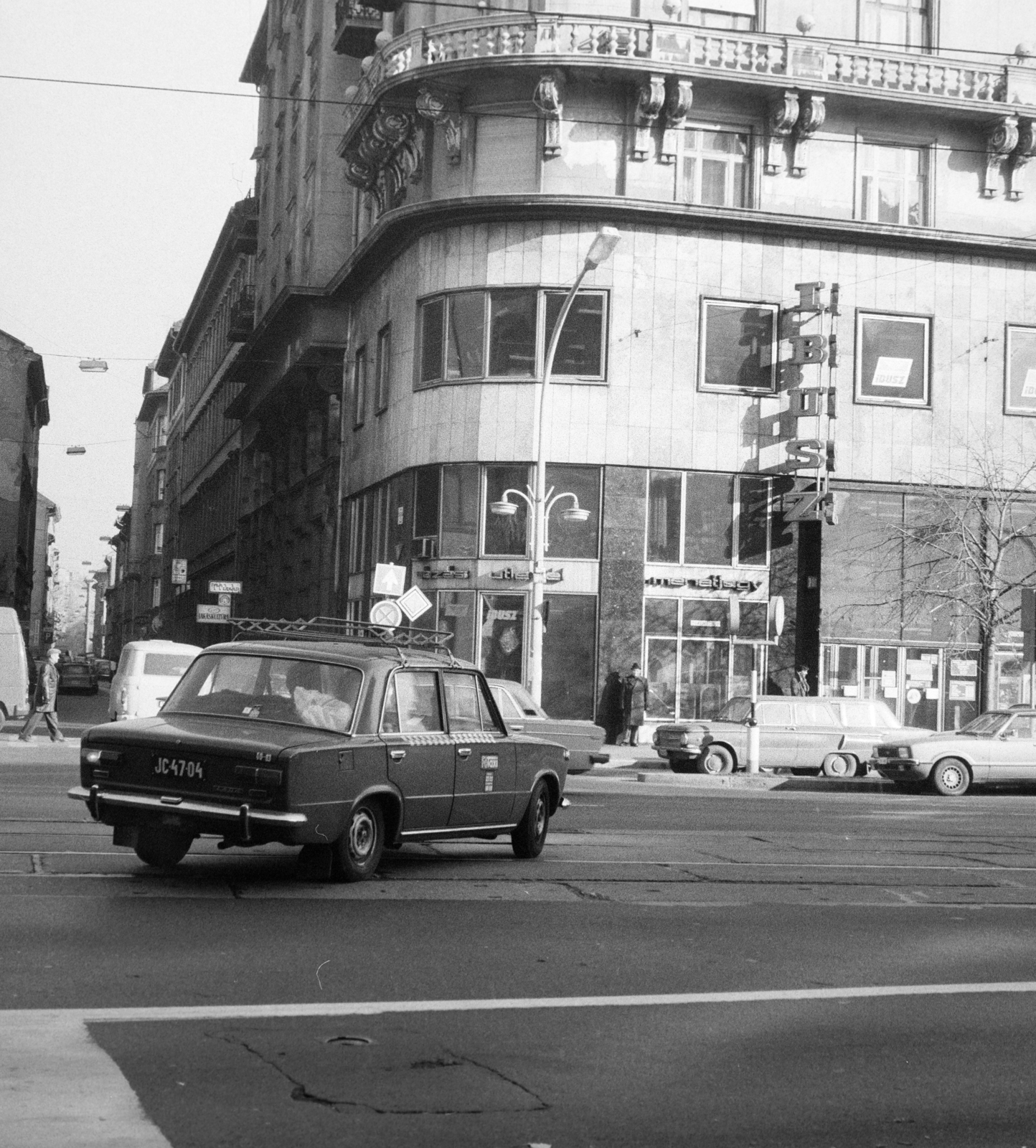 Hungary, Budapest VII., Károly (Tanács) körút, szemben a Dob utca sarkán az IBUSZ irodája., 1984, Bojár Sándor, Budapest, Fortepan #255368