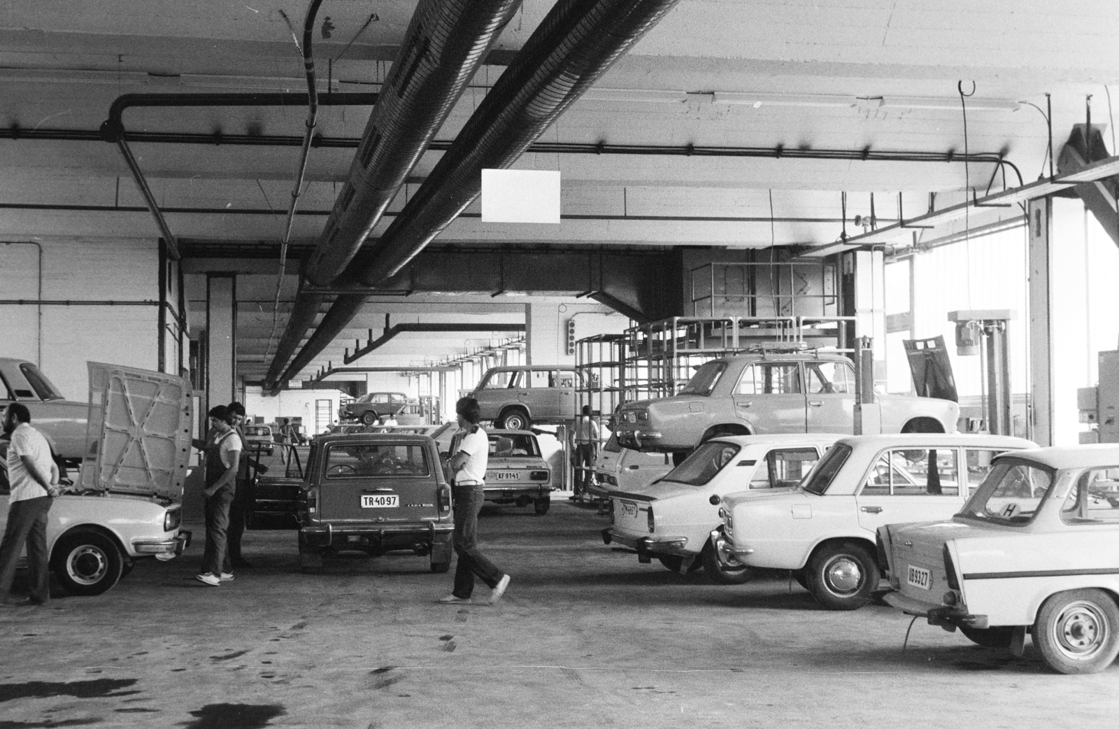 Hungary, Budapest XIII., Szabolcs utca 32–34., a „SPIRÁL” Autójavító Vállalat szervize., 1984, Bojár Sándor, Budapest, szervíz, Lada 1200 estate, Lada-brand, Trabant-brand, Skoda-brand, mechanic, Fortepan #255372