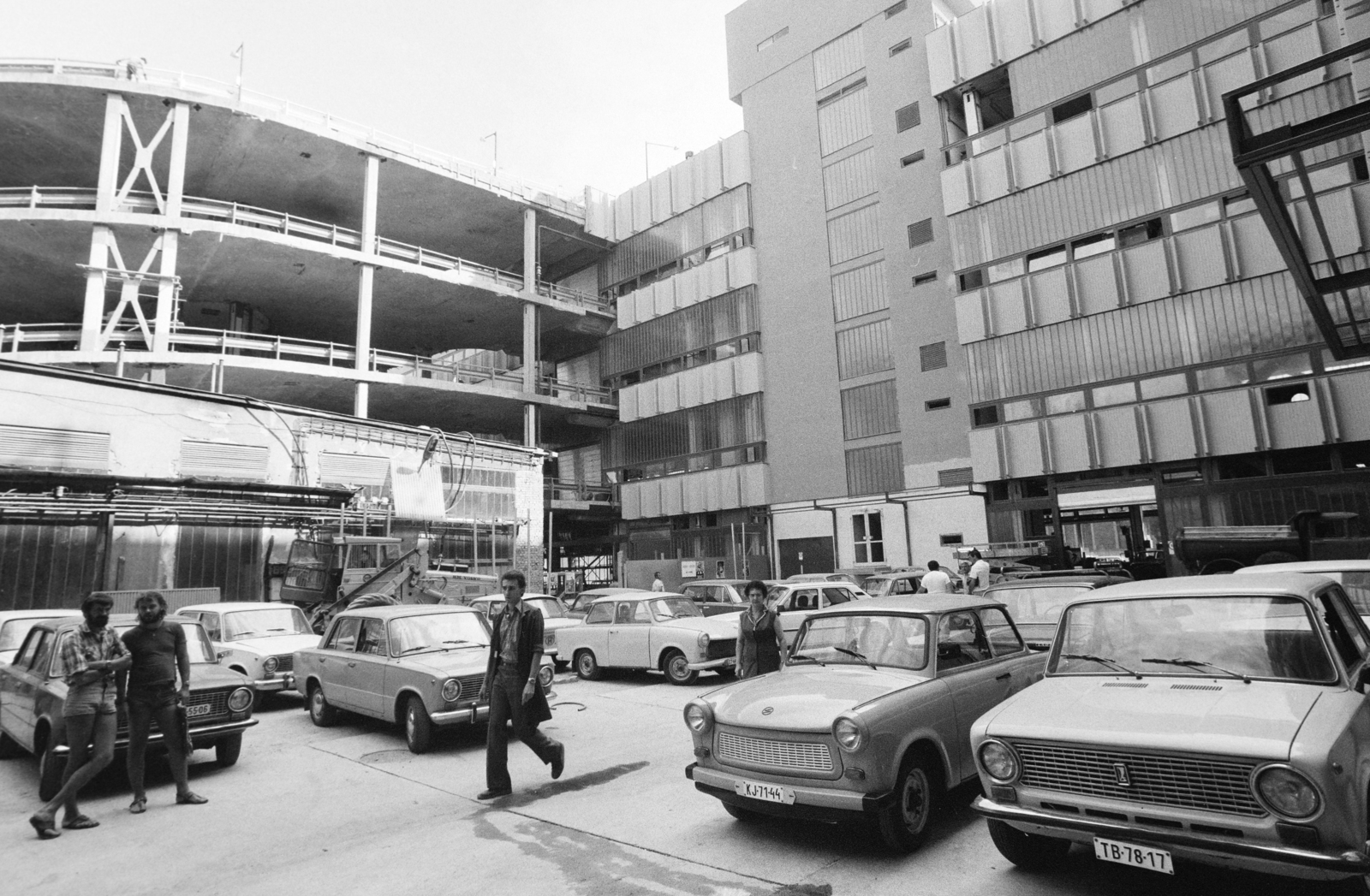 Hungary, Budapest XIII., Szabolcs utca 32–34., a „SPIRÁL” Autójavító Vállalat szervize., 1984, Bojár Sándor, Budapest, number plate, Lada-brand, machine, Fortepan #255373