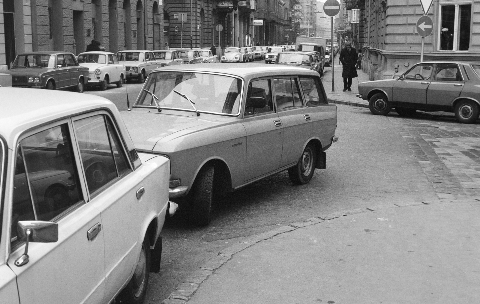 Hungary, Budapest VII., Dohány utca, jobbra Almássy utca torkolata, szemben a Hársfa utca - Erzsébet (Lenin) körút közötti házsor látható., 1981, Bojár Sándor, Budapest, Fortepan #255378