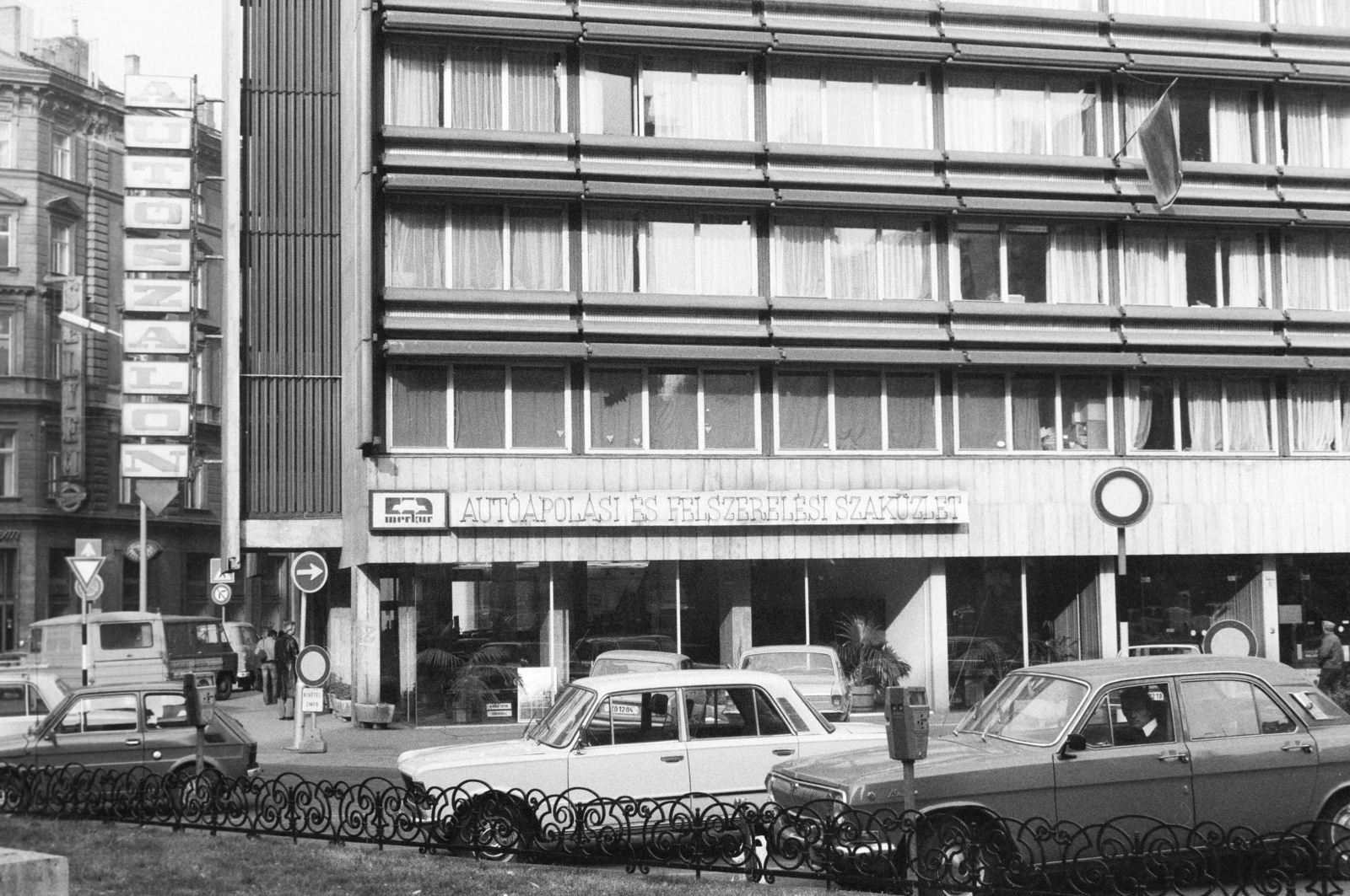 Hungary, Budapest V., Szervita (Martinelli) tér, az Országos Műszaki Fejlesztési Bizottság (OMFB) székháza, a földszinten a Merkur Személygépkocsi Értékesítő Vállalat szalonja., 1983, Bojár Sándor, Budapest, parking meter, Fortepan #255380