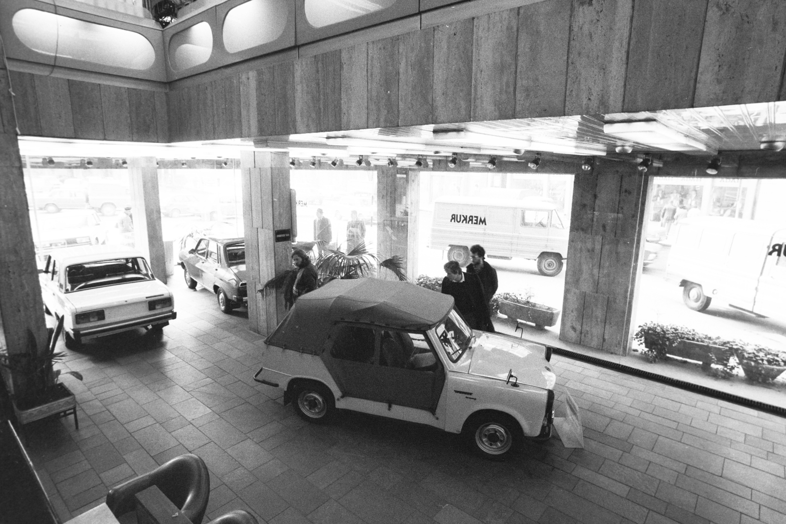 Hungary, Budapest V., Szervita (Martinelli) téri irodaház, a Merkur Személygépkocsi Értékesítő Vállalat szalonja., 1983, Bojár Sándor, Budapest, car dealer, convertible, Fortepan #255383