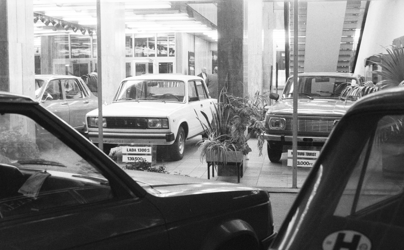 Hungary, Budapest V., a Szervita (Martinelli) téri irodaház földszintjén a Merkur Személygépkocsi Értékesítő Vállalat szalonja., 1983, Bojár Sándor, Lada-brand, car dealer, Budapest, Fortepan #255384