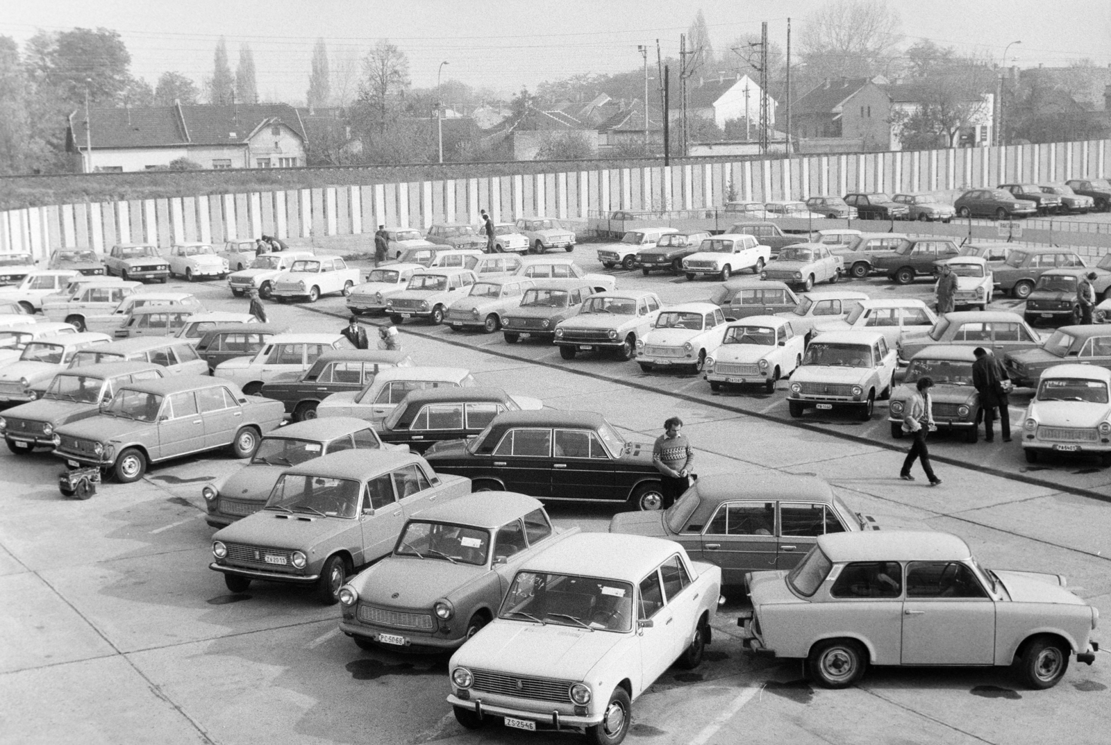Hungary, Budapest XIV., Öv utca, a Merkur Személygépkocsi Értékesítő Vállalat használtautó-telepe., 1986, Bojár Sándor, Budapest, number plate, car park, Fortepan #255387
