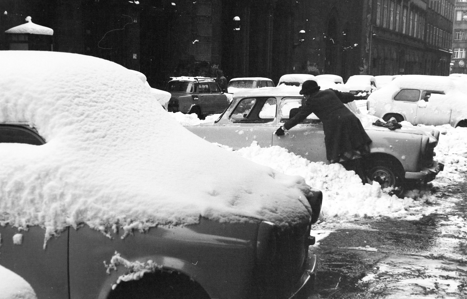 Magyarország, Budapest VII., Rumbach Sebestyén utca, távolabb a Dohány utca sarkán álló ház látható., 1983, Bojár Sándor, Budapest, Fortepan #255394