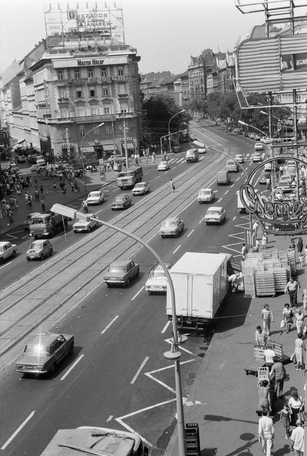 Magyarország, Budapest VII., Erzsébet (Lenin) körút, kilátás a Rákóczi út sarkán álló házból a Dohány utca és a Kertész utca torkolata felé., 1983, Bojár Sándor, Budapest, Fortepan #255398