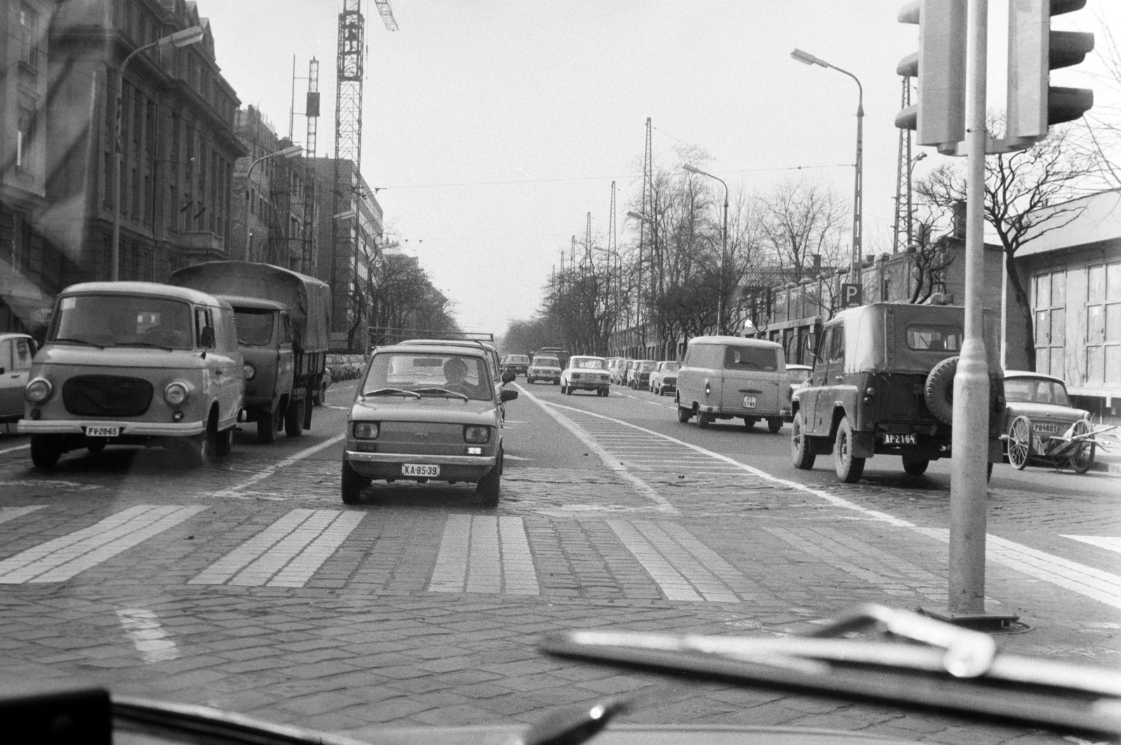 Hungary, Budapest VI., Podmaniczky (Rudas László) utca a Dózsa György úti kereszteződésnél, balra a MÁV Kórház és Rendelőintézet építkezése (később a Honvédkórház Szakrendelő Intézete és II. számú telephelye)., 1986, Bojár Sándor, number plate, Barkas-brand, Budapest, Fortepan #255401