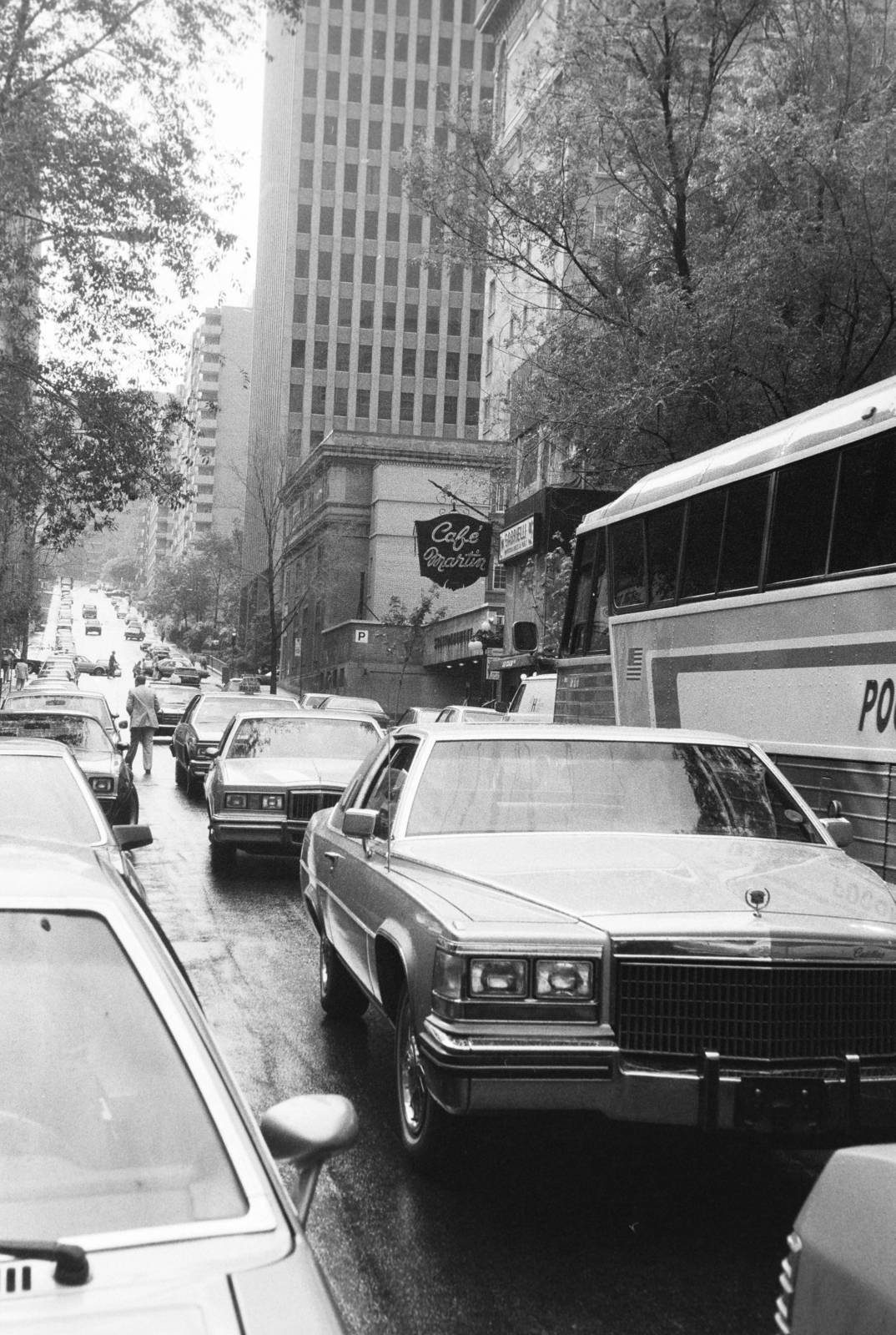 Kanada, Québec tartomány, Montreal, Rue de la Montagne / Mountain Street a Rue Sherbrooke / Sherbrooke Street felé nézve., 1983, Bojár Sándor, Fortepan #255408