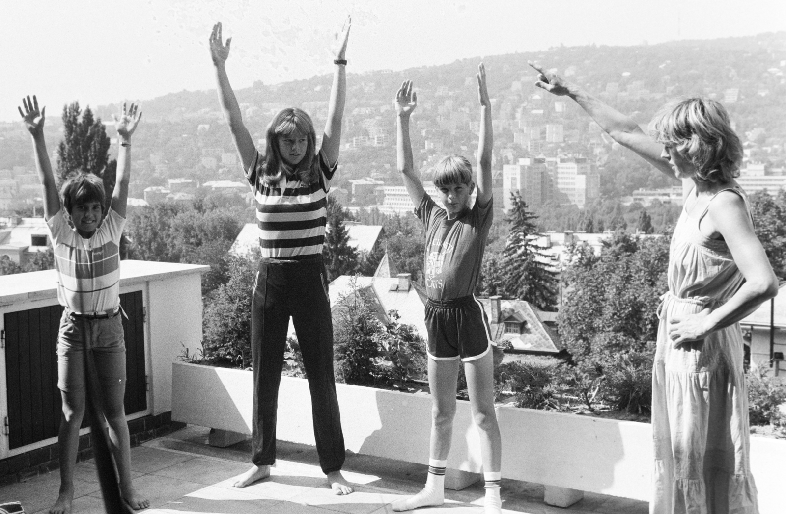 Hungary, Budapest II., Fillér utca 84., Makray Katalin olimpiai ezüstérmes tornásznő a lányaival (a tévétorna szereplői)., 1983, Bojár Sándor, Budapest, exercise, girl, spread out arms, Fortepan #255416