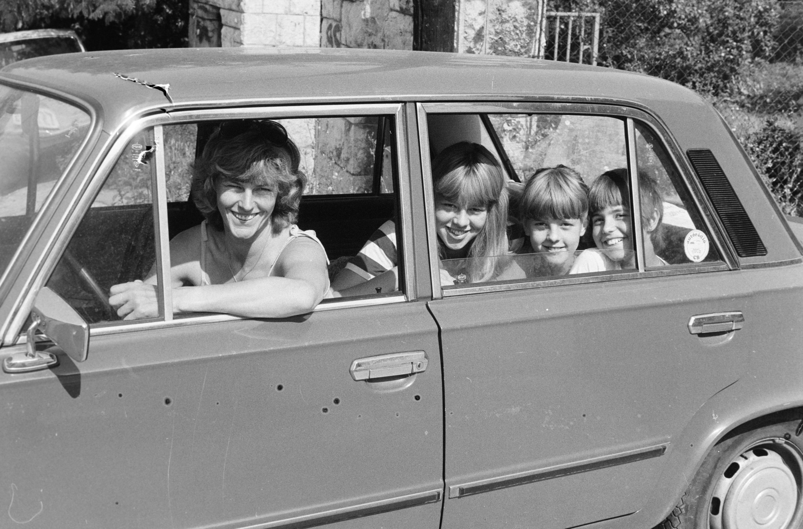 Hungary, Budapest II., Makray Katalin olimpiai ezüstérmes tornásznő a lányaival (a tévétorna szereplői)., 1983, Bojár Sándor, Budapest, girls'n'cars, Fortepan #255418