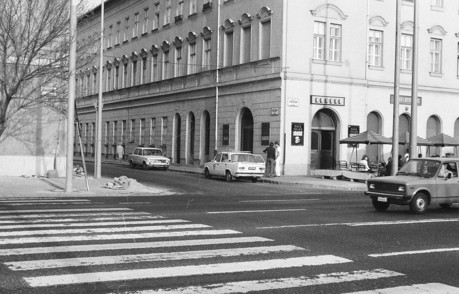 Magyarország, Budapest IX., Soroksári út, szemben a Földváry utca., 1982, Bojár Sándor, Budapest, rendszám, utcanévtábla, söröző, Fortepan #255422