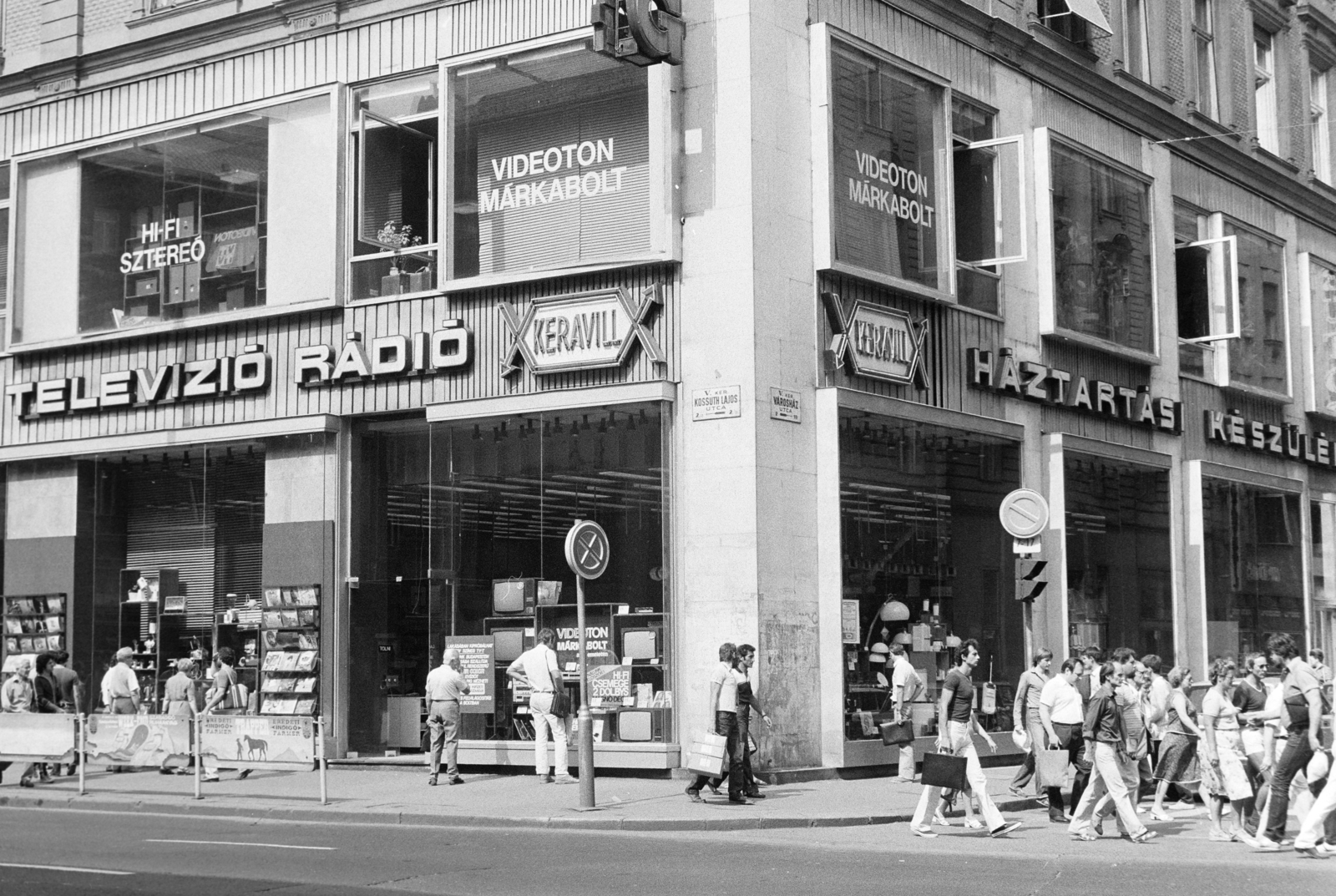 Hungary, Budapest V., Kossuth Lajos utca 2/b, KERAVILL üzlet (Videoton márkabolt) a Városház utca sarkán., 1983, Bojár Sándor, Budapest, street name sign, Fortepan #255429