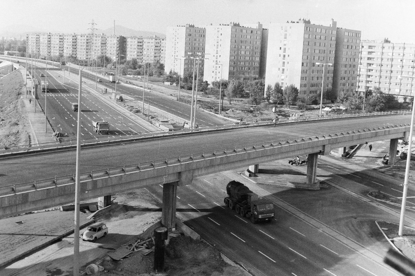Hungary, Budapest XIII., kilátás a Váci út 63-as számú házból az Árpád híd pesti hidfője felé. Előtérben a Váci út - Róbert Károly körút kereszteződése, a felüljáró, a metróállomás és az aluljárórendszer építésekor., 1984, Bojár Sándor, blocks, overpass, concrete block of flats, Budapest, Fortepan #255434