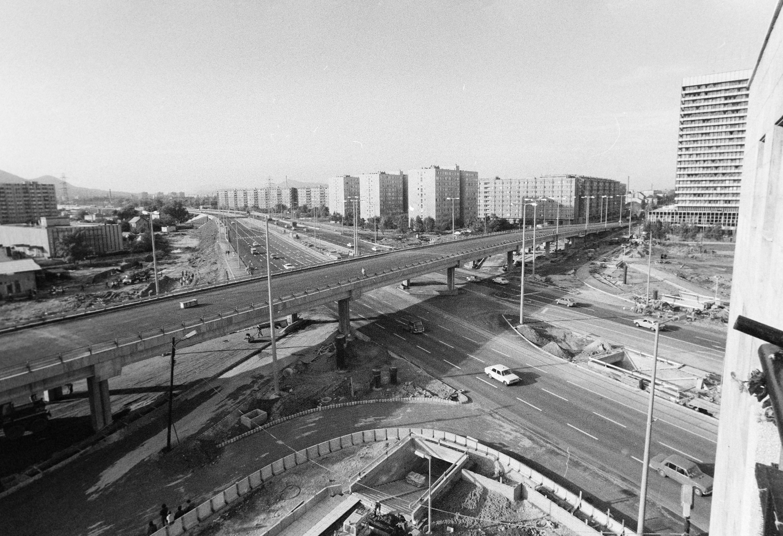 Hungary, Budapest XIII., kilátás a Váci út 63-as számú házból az Árpád híd pesti hidfője felé. Előtérben a Váci út - Róbert Károly körút kereszteződése, a felüljáró, a metróállomás és az aluljárórendszer építésekor. Jobbra a SZOT irodaház (később Nyugdíjfolyósító) épülete., 1984, Bojár Sándor, Budapest, building, underpass, intersection, overpass, Fortepan #255436