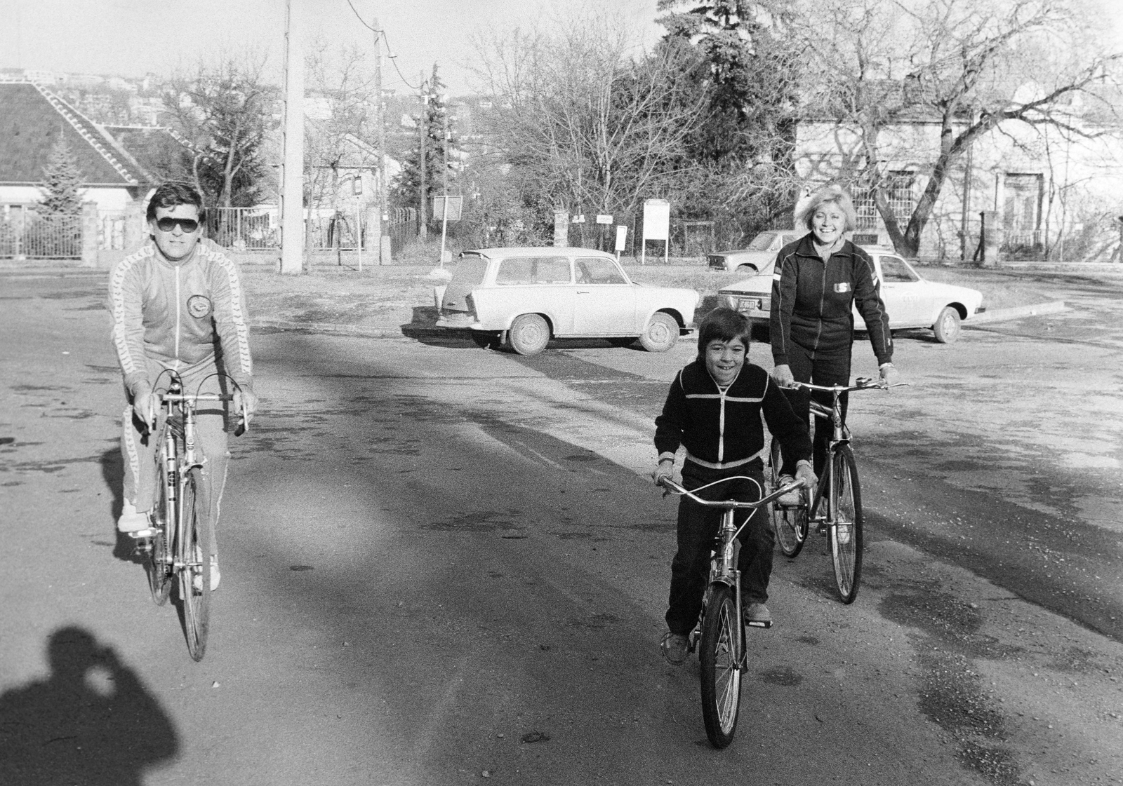 Hungary, Budapest XII., körforgalom a Szarvas Gábor útnál a Tordai utca közelében, háttérben középen a Virányos köz. Dékány Sarolta és Koós János táncdalénekesek fiukkal., 1985, Bojár Sándor, Budapest, bicycle, celebrity, singer, racing bicycle, sweater, shades, Fortepan #255438