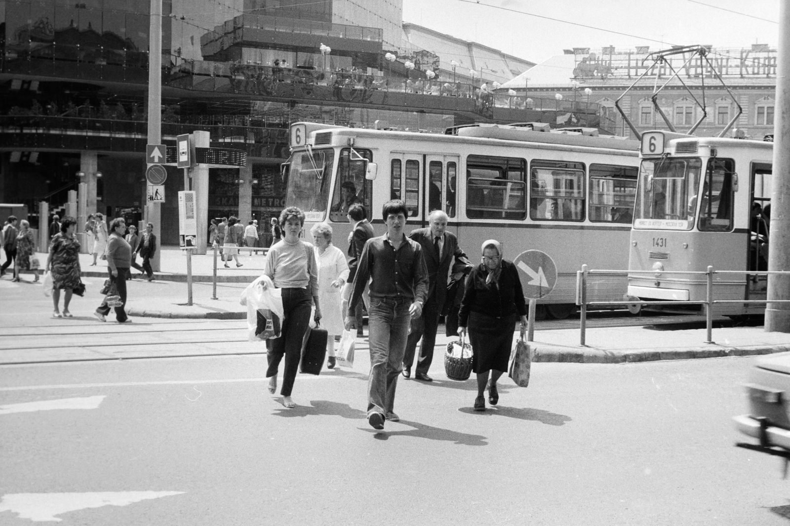 Magyarország, Budapest VI., Nyugati (Marx) tér, villamosmegálló a Nyugati pályaudvar előtt, hátérben a Skála Metró nagyáruház., 1984, Bojár Sándor, Skála áruház, Budapest, járókelő, villamos, megállóhely, Fortepan #255441