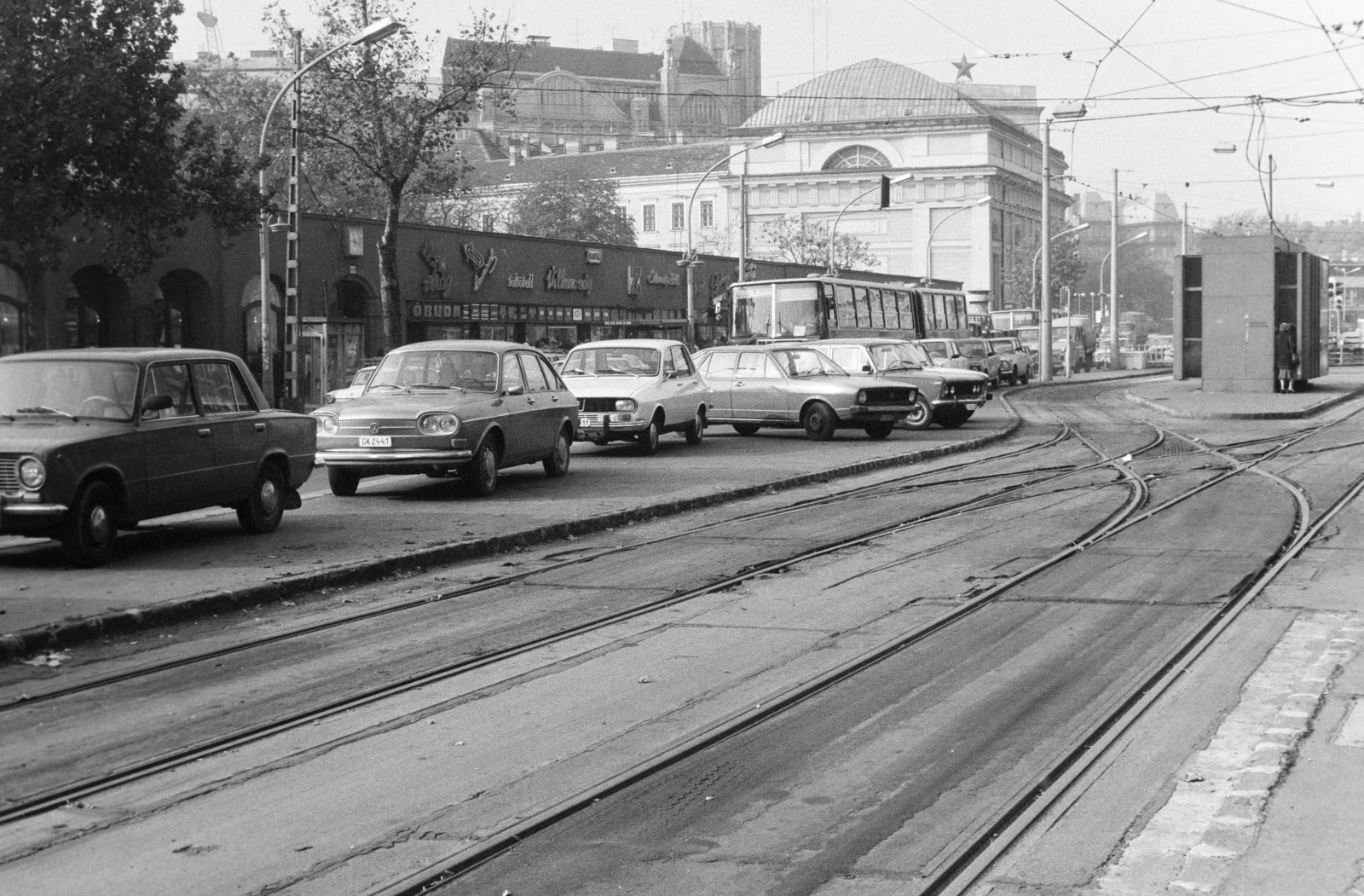 Hungary, Budapest V., Károly (Tanács) körút, háttérben üzletsor a Gerlóczy utca és a Bárczy István utca között (később a Városháza park került kialakításra a helyén). Jobbra a Deák Ferenc téri evangélikus templom., 1986, Bojár Sándor, Volkswagen-brand, untitled, Budapest, Fortepan #255443