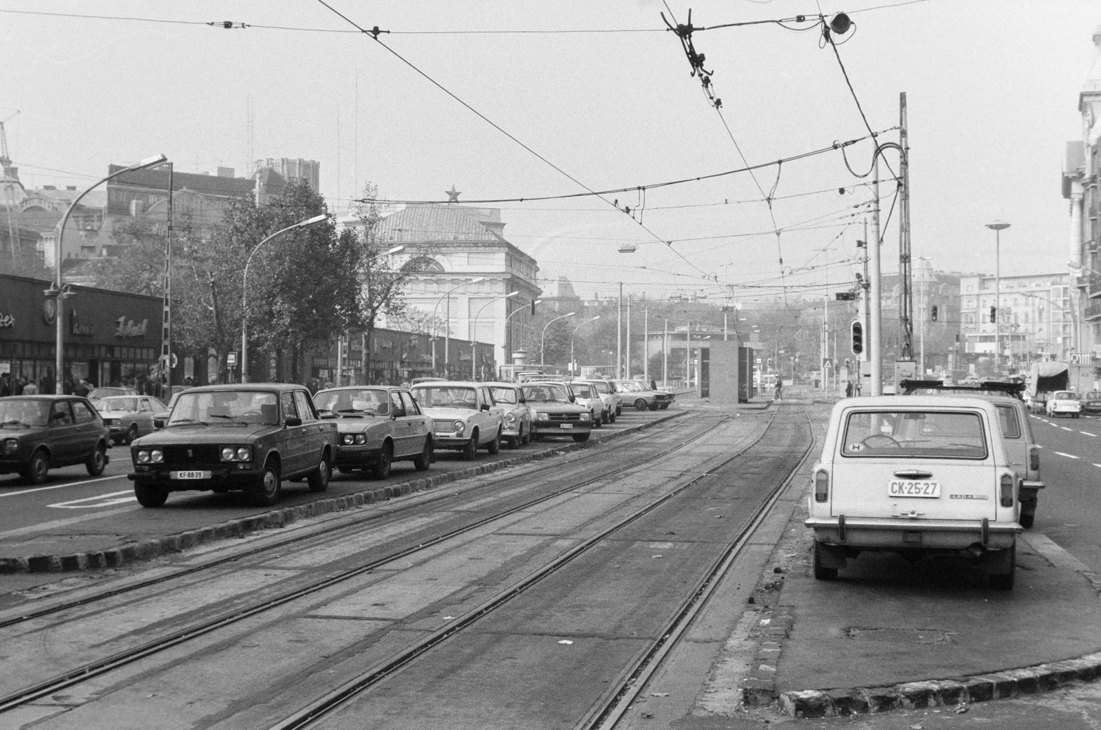 Hungary, Budapest V., Károly (Tanács) körút, háttérben üzletsor a Gerlóczy utca és a Bárczy István utca között (később a Városháza park került kialakításra a helyén). Távolabb a Deák Ferenc téri evangélikus templom., 1986, Bojár Sándor, number plate, Budapest, Fortepan #255444