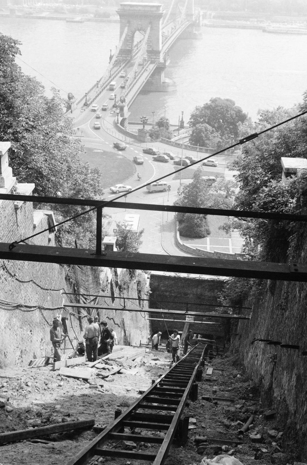 Hungary, Budapest I., a Budavári Sikló (egykor Budai Hegypálya) újjáépítése. A felvétel a Várhegy oldalában készült a Clark Ádám tér felé nézve., 1985, Bojár Sándor, cable car, Budapest, Fortepan #255452
