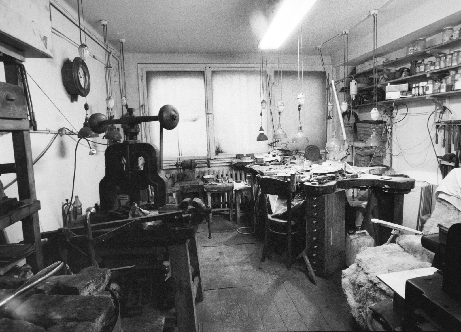 Magyarország, Budapest VII., Madách Imre út 10., Bajári László ötvösművész műhelye., 1985, Bojár Sándor, Budapest, ötvös, golyósprés, műhely, Fortepan #255456