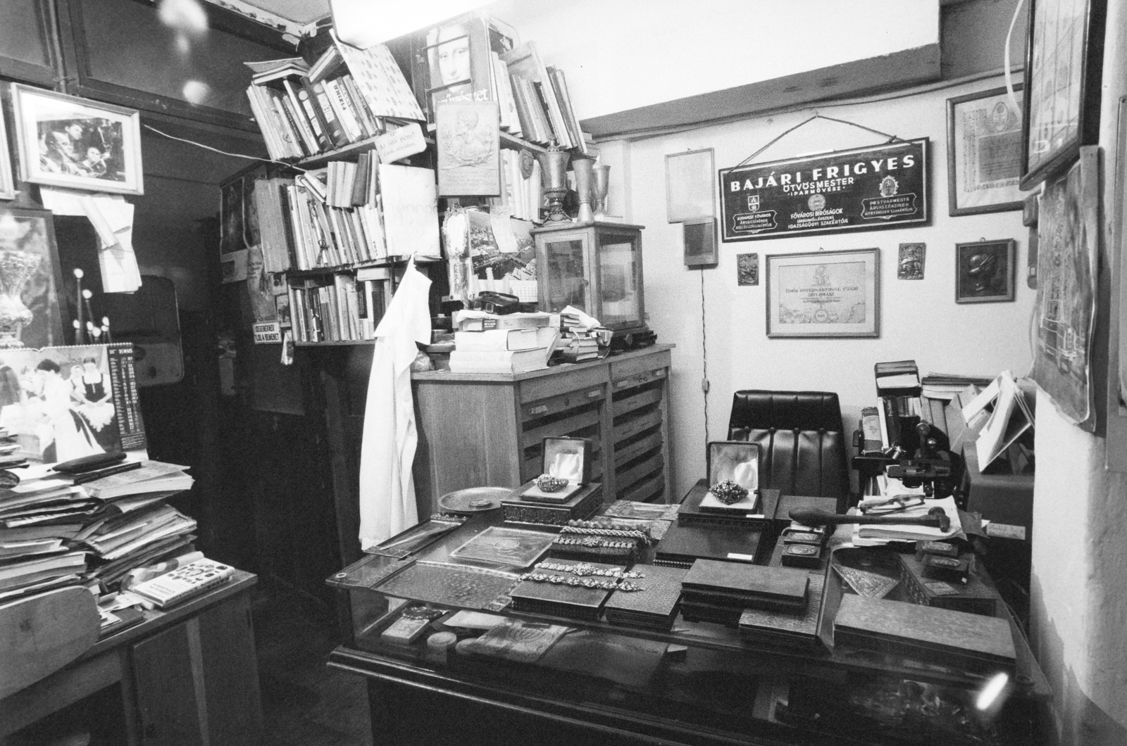 Magyarország, Budapest VII., Madách Imre út 10., Bajári László ötvösművész műhelye., 1985, Bojár Sándor, Budapest, ötvös, műhely, oklevél, Fortepan #255458