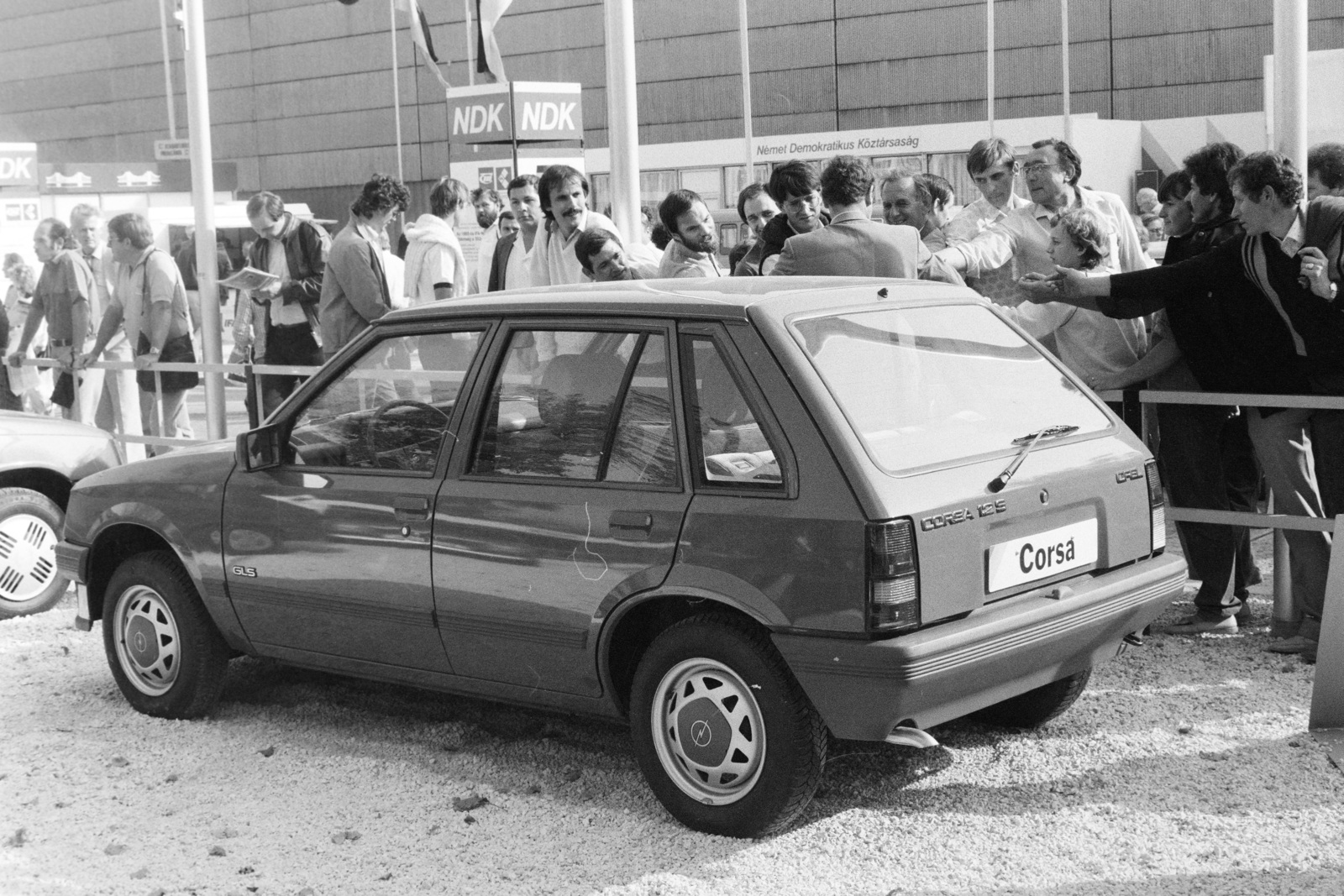 Hungary, Budapest X., Albertirsai (Dobi István) úti vásárterület, Opel Corsa típusú személygépkocsi, háttrében az NDK kiállítási pavilonja., 1985, Bojár Sándor, Opel Corsa, car dealer, Budapest, Fortepan #255467