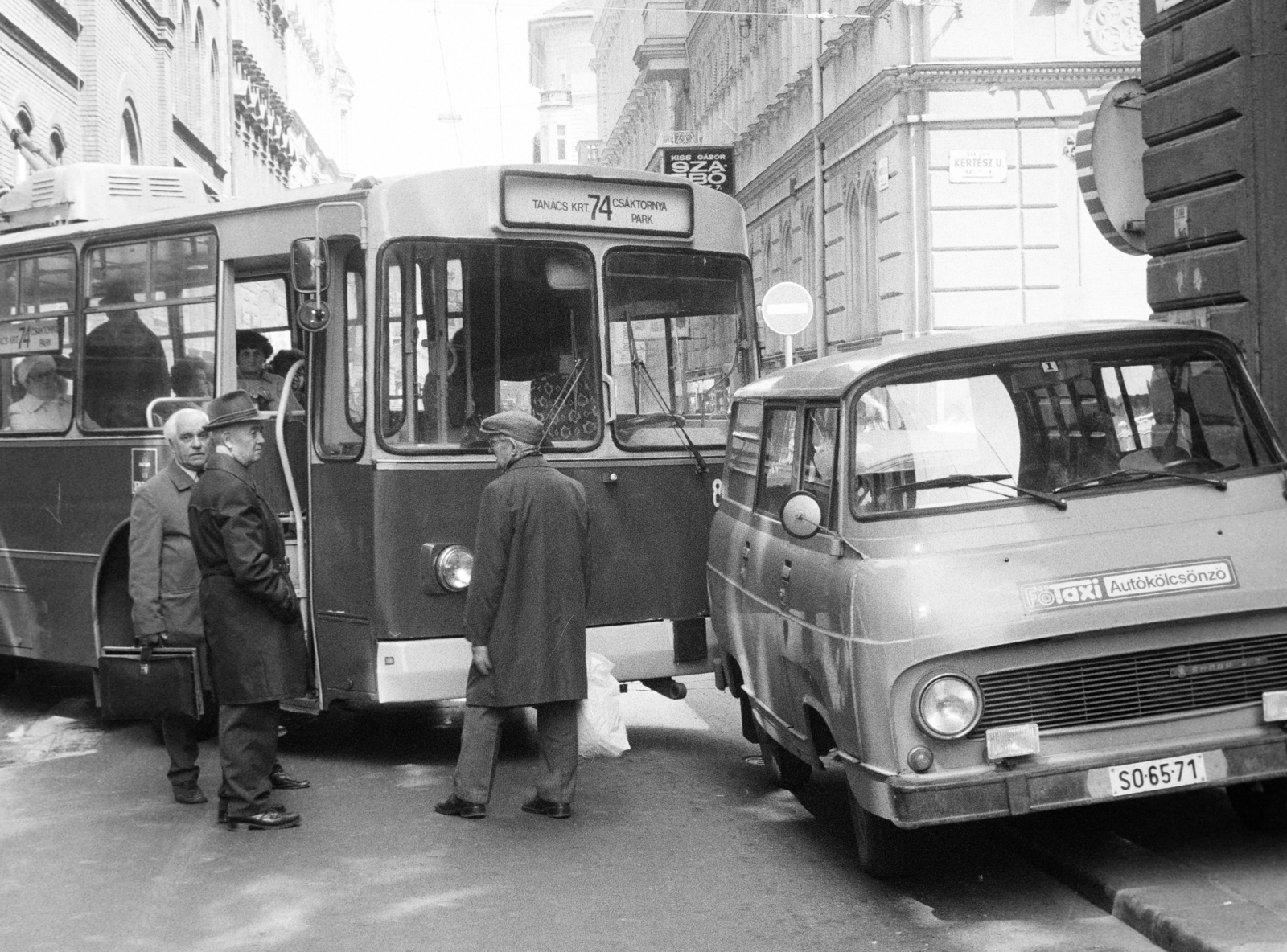 Magyarország, Budapest VII., a Wesselényi utca a Kertész utca kereszteződésénél., 1982, Bojár Sándor, Budapest, trolibusz, rendszám, Skoda-márka, Skoda 1203, ZIU-márka, ZIU-9, baleset, közlekedési tükör, Fortepan #255472