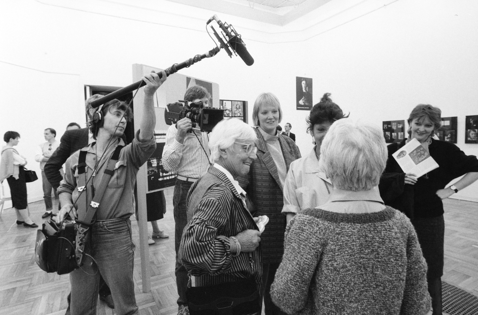 Hungary, Budapest XIV., Műcsarnok, a felvétel Besnyő Éva fotóművész kiállításának megnyitásakor készült., 1986, Bojár Sándor, Budapest, exhibition, microphone, reporter, tape recorder, Fortepan #255476